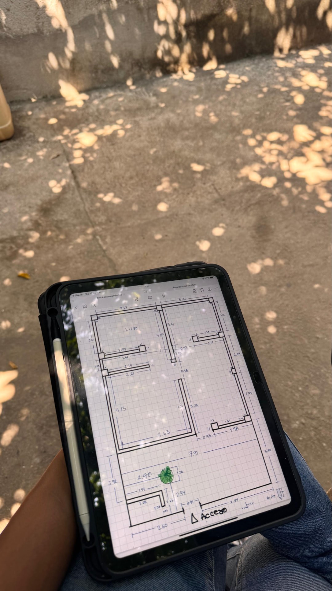 Levantamiento arquitectónico en tablet durante una visita de diagnóstico en obra